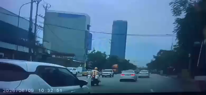 Cảnh sát giao thông Công an thành phố Hải Phòng dẫn đường cho nạn nhân bị tai nạn lao động đi cấp cứu kịp thời